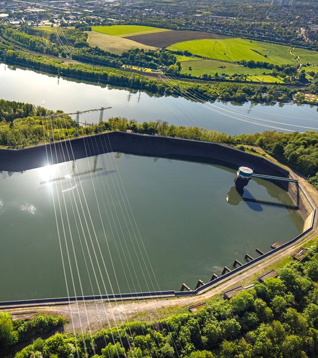 Speicherbecken eines Pumpspeicherkraftwerks