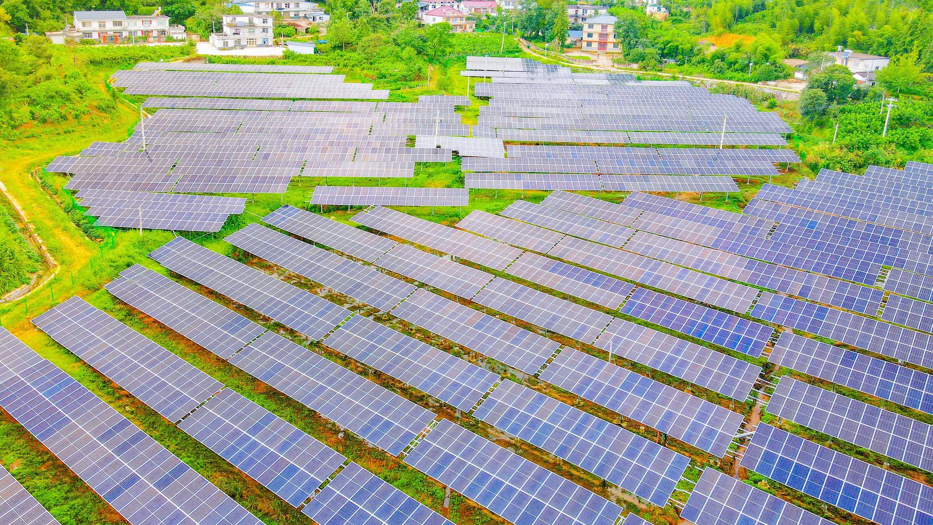 Mehrere Reihen mit Solarzellen auf einem großen Feld in China