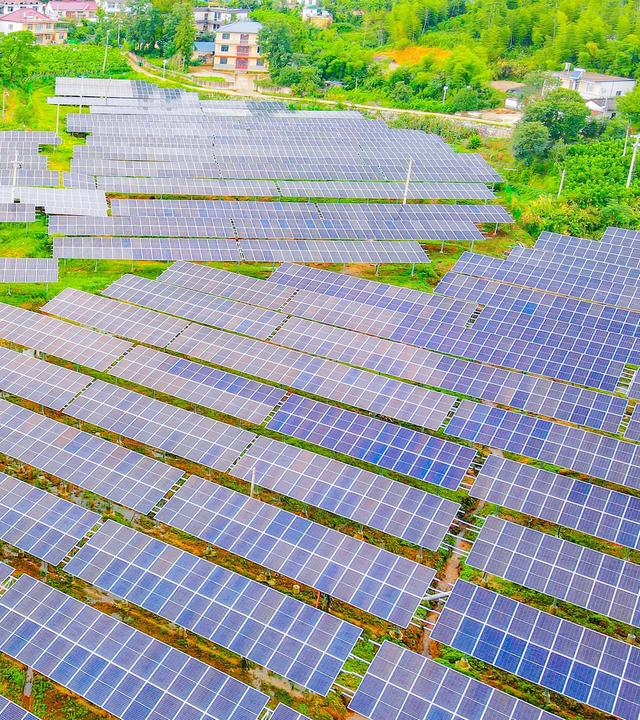 Mehrere Reihen mit Solarzellen auf einem großen Feld in China