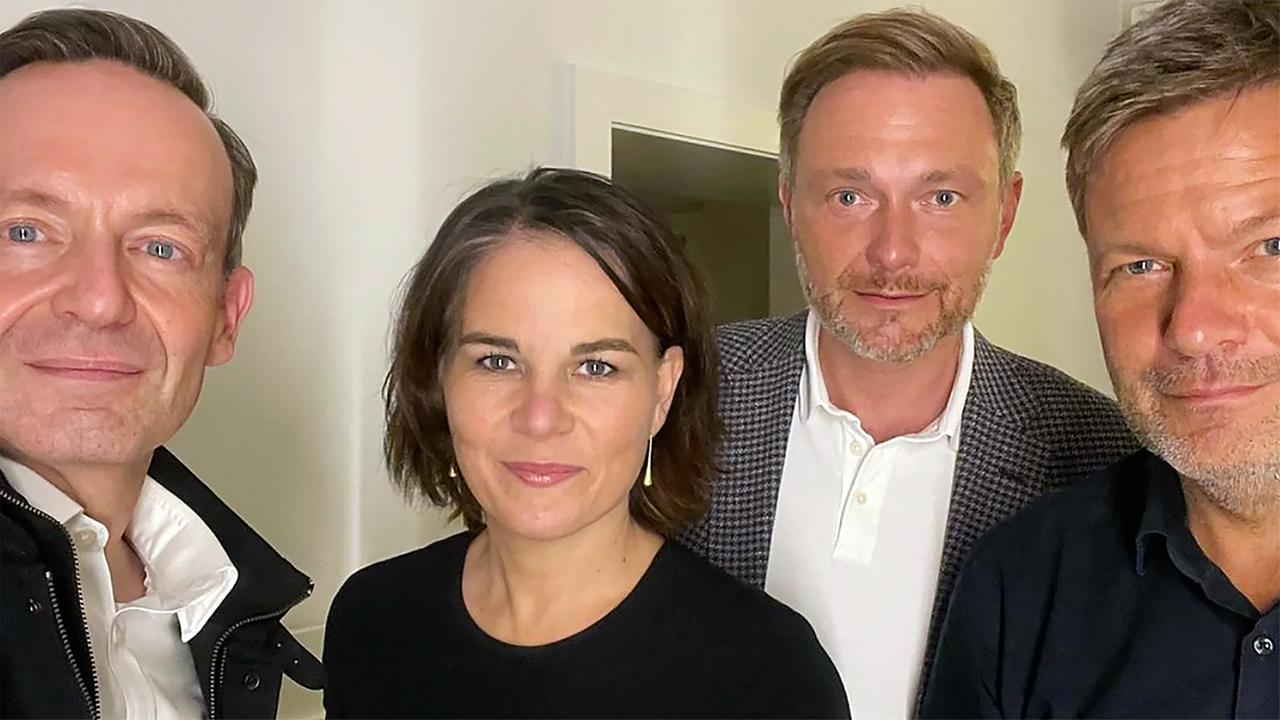 FDP und Grüne: Erste Gespräche mit Gruppenselfie - Vimarsana News