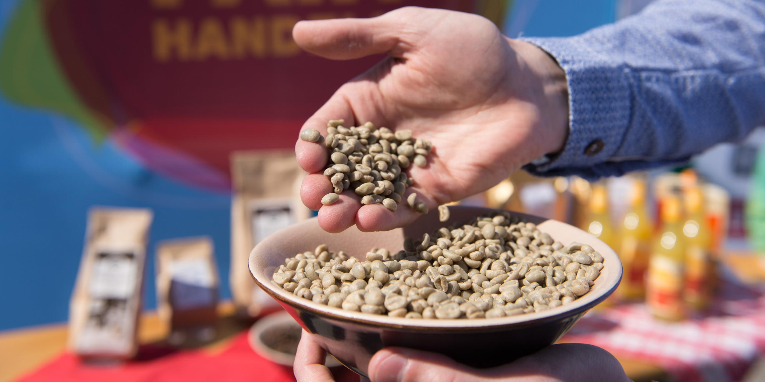 Grüne Kaffeebohnen "fair trade"
