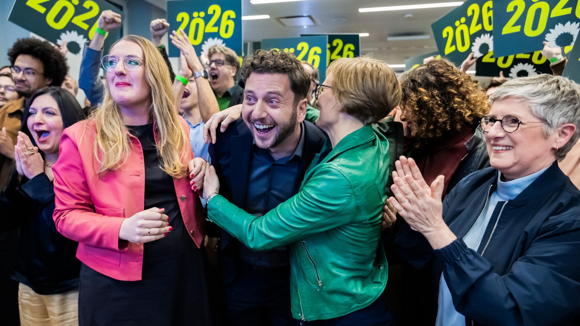 08.03.2026, Berlin: Britta Haßelmann (r-l), Vorsitzende der Bundestagsfraktion von Bündnis 90/Die Grünen, Franziska Brantner, Bundesvorsitzende von Bündnis 90/Die Grünen, Felix Banaszak, Bundesvorsitzender von Bündnis 90/Die Grünen, und Katharina Dröge, Vorsitzende der Bundestagsfraktion von Bündnis 90/Die Grünen, reagieren bei der Wahlparty der Bundesspitze von Bündnis 90/Die Grünen in der Berliner Parteizentrale auf die ersten Hochrechnungen.