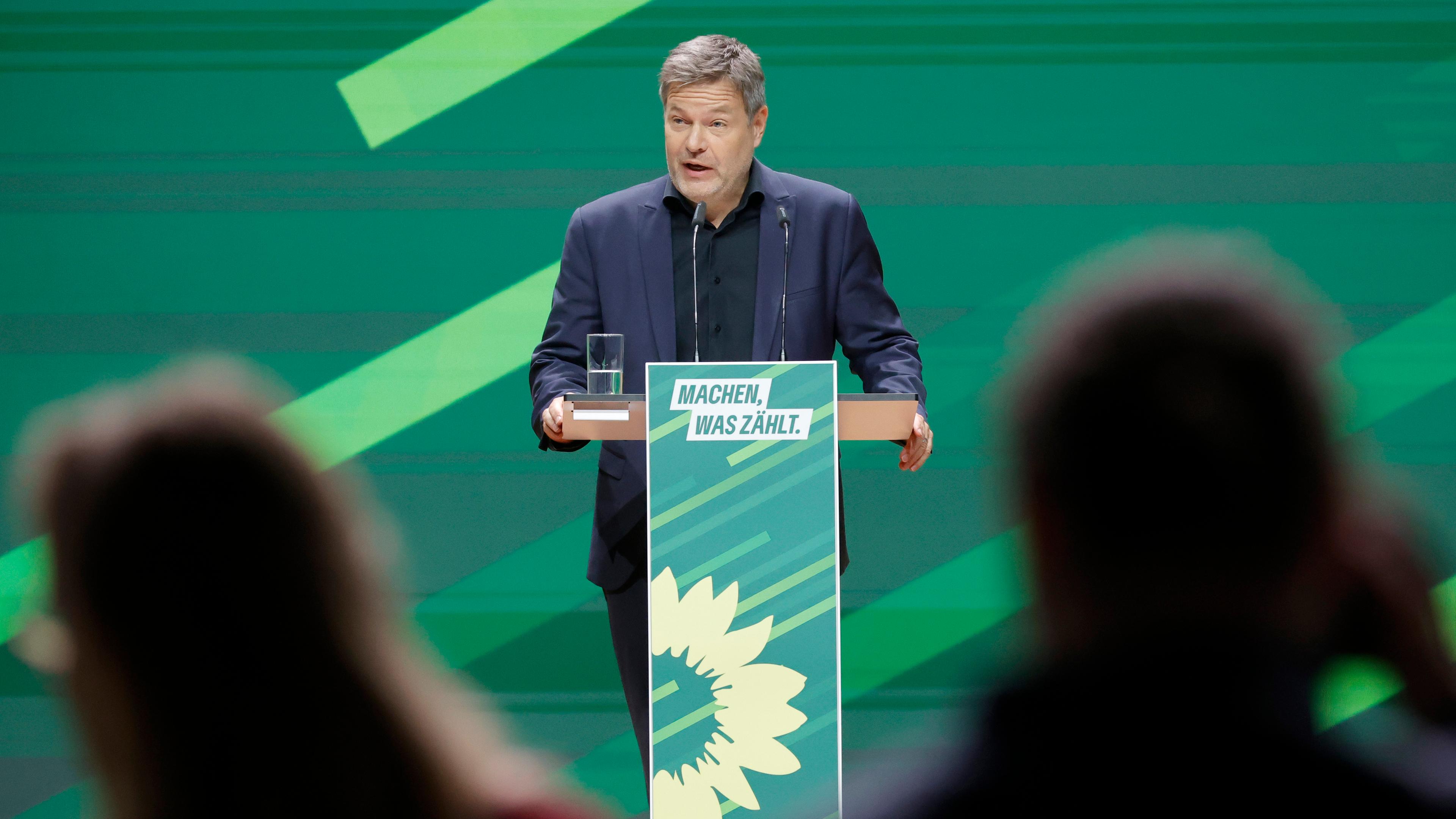 Wirtschaftsminister Robert Habeck auf der Bühne während des Parteitags der Grünen in Karlsruhe.