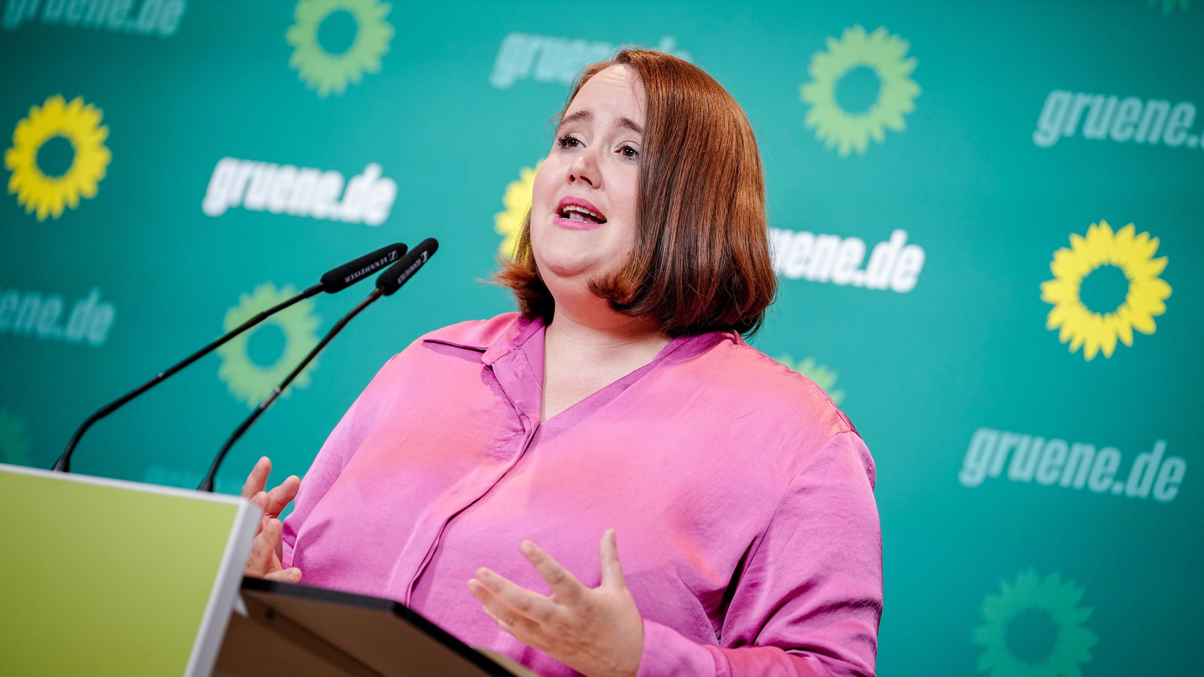 Grünen-Chefin Ricarda Lang auf einer Pressekonferenz in Kiel 
