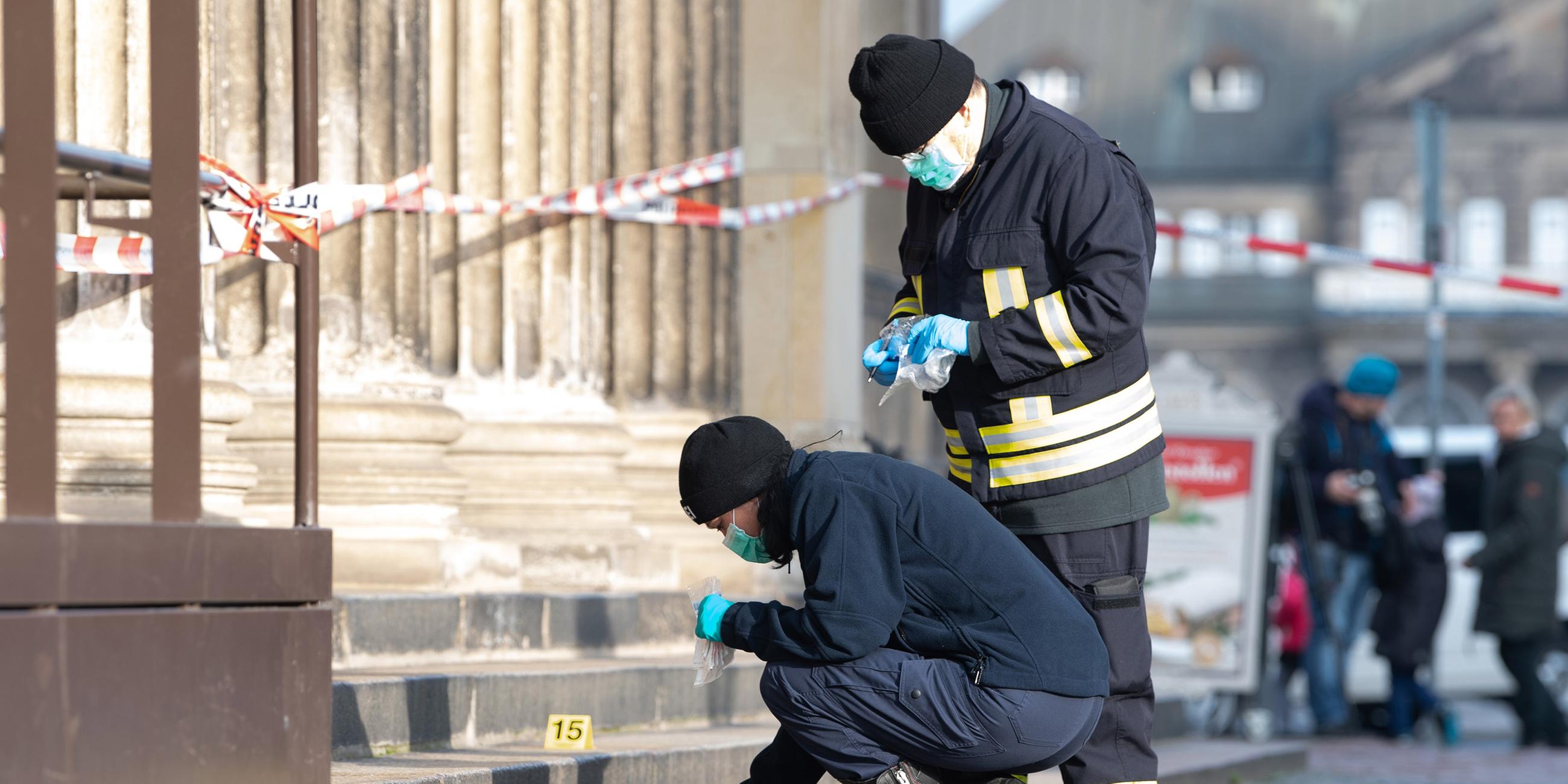 Polizisten bei Untersuchungen zum Einbruch in Dresdens Schatzkammer "Grünes Gewölbe"