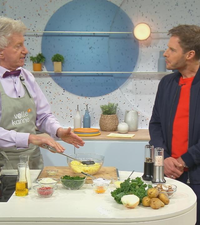 Armin Roßmeier mit Florian Weiss in der "Volle Kanne"-Küche.