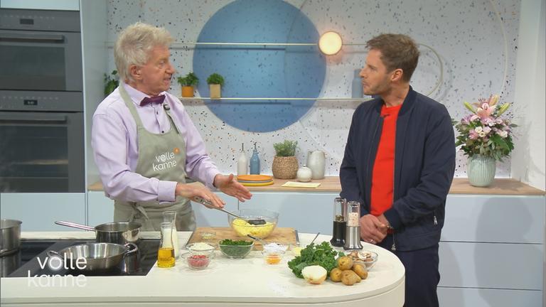 Armin Roßmeier mit Florian Weiss in der "Volle Kanne"-Küche.
