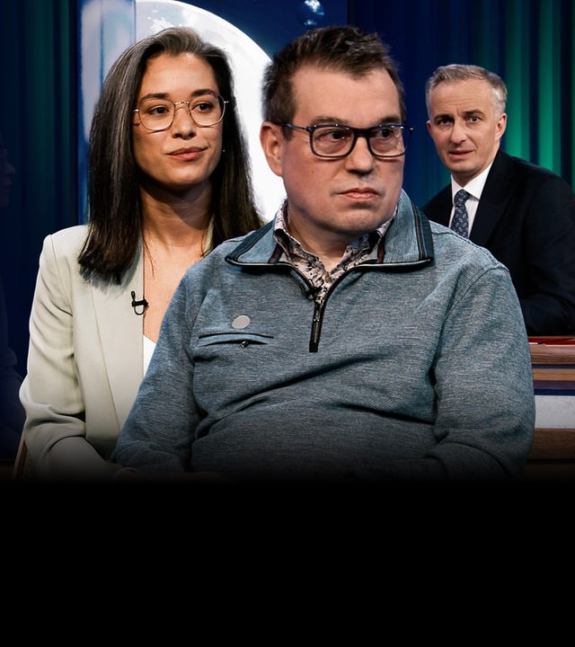 Im Vordergrund: Jürgen Linnemann, der in einer Werkstatt für behinderte Menschen arbeitet und Soraia Da Costa Batista von der Gesellschaft für Freiheitsrechte. Im Hintergrund: Jan Böhmermann.