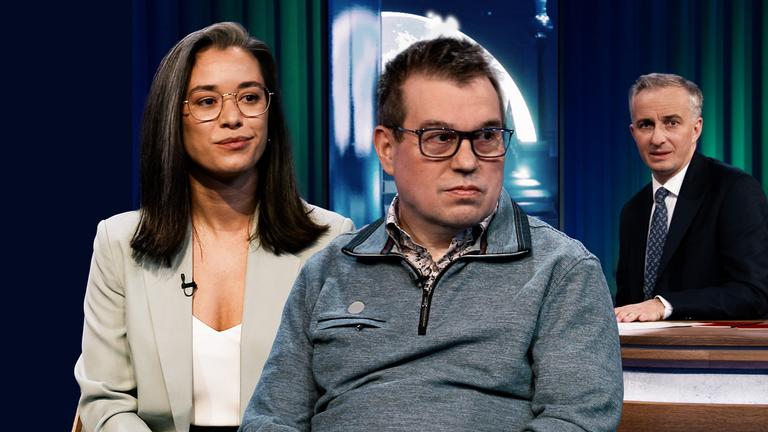 Im Vordergrund: Jürgen Linnemann, der in einer Werkstatt für behinderte Menschen arbeitet und Soraia Da Costa Batista von der Gesellschaft für Freiheitsrechte. Im Hintergrund: Jan Böhmermann.