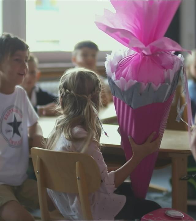 Auf dem Bild sieht man Kinder in der Schule.