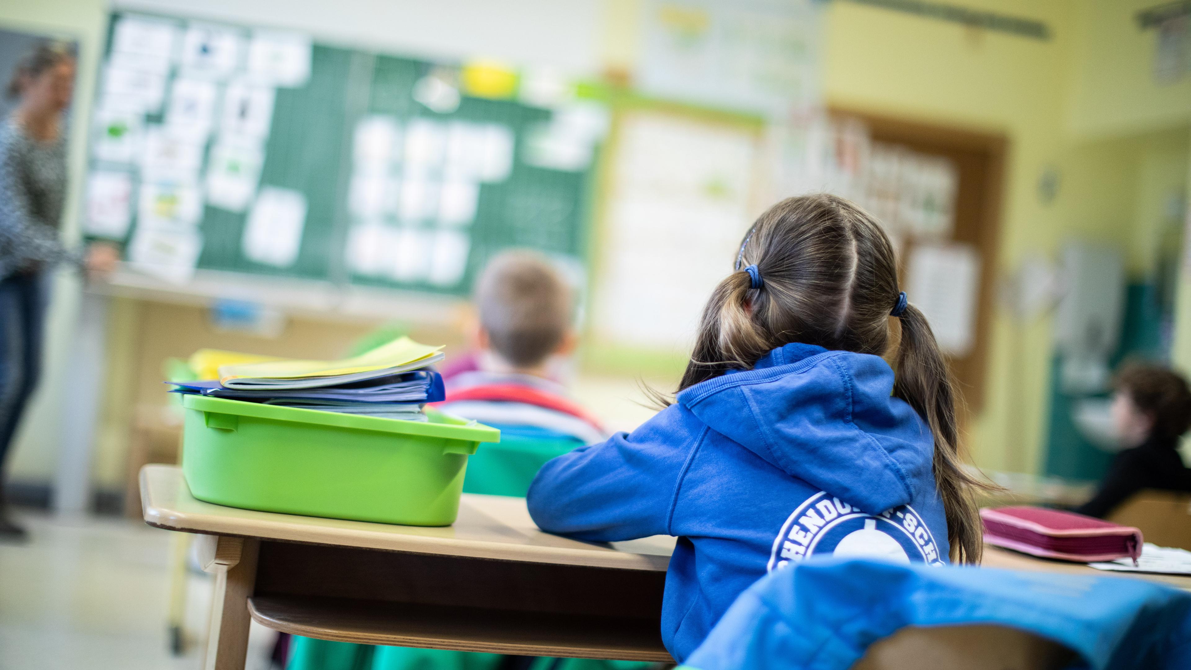 Nordrhein-Westfalen, Meerbusch: Schülerinnen und Schüler einer Grundschule sitzen in ihrem Klassenraum.