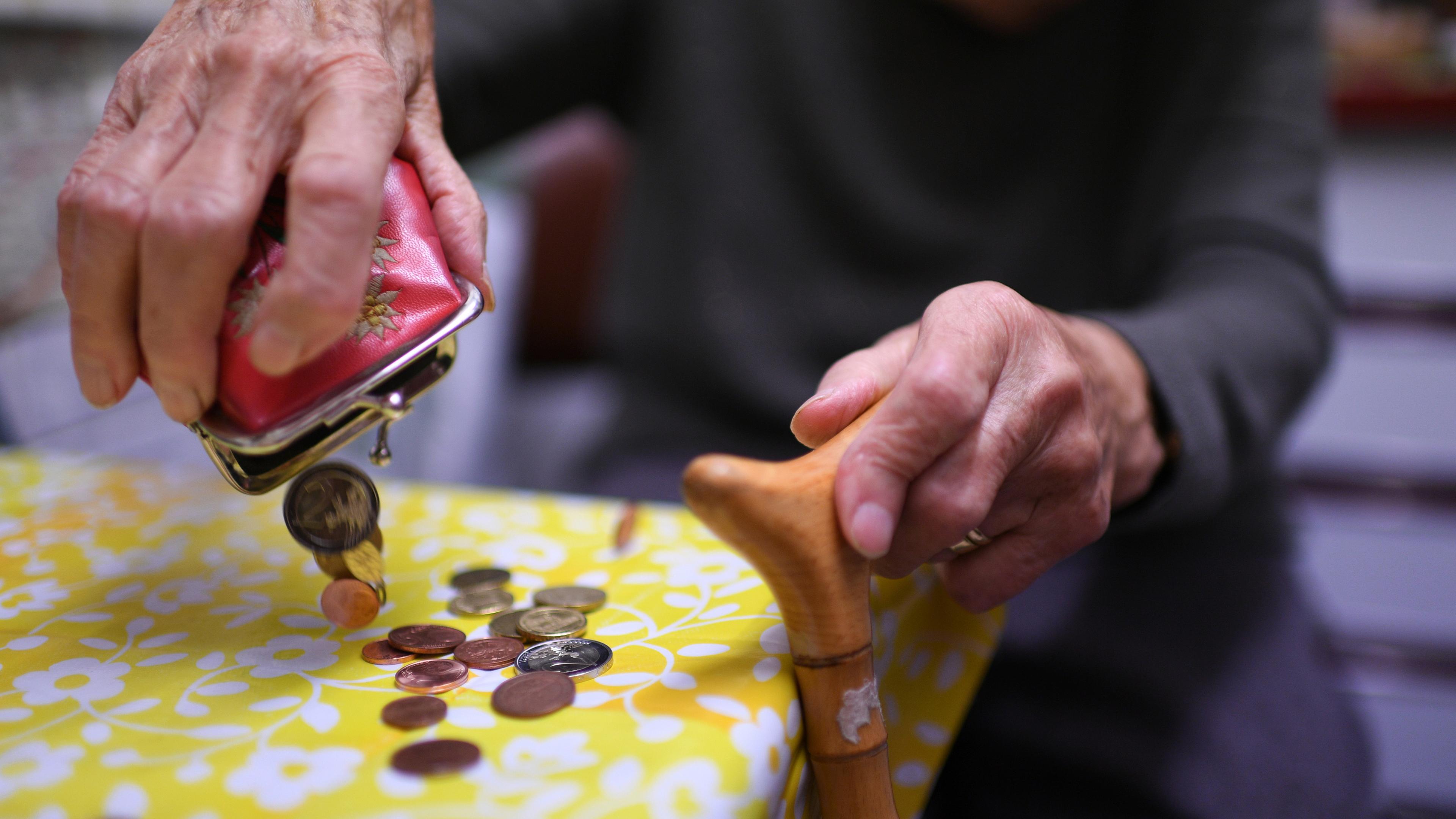 Archiv: Eine Rentnerin schüttet den Inhalt ihres Geldbeutel auf den Küchentisch