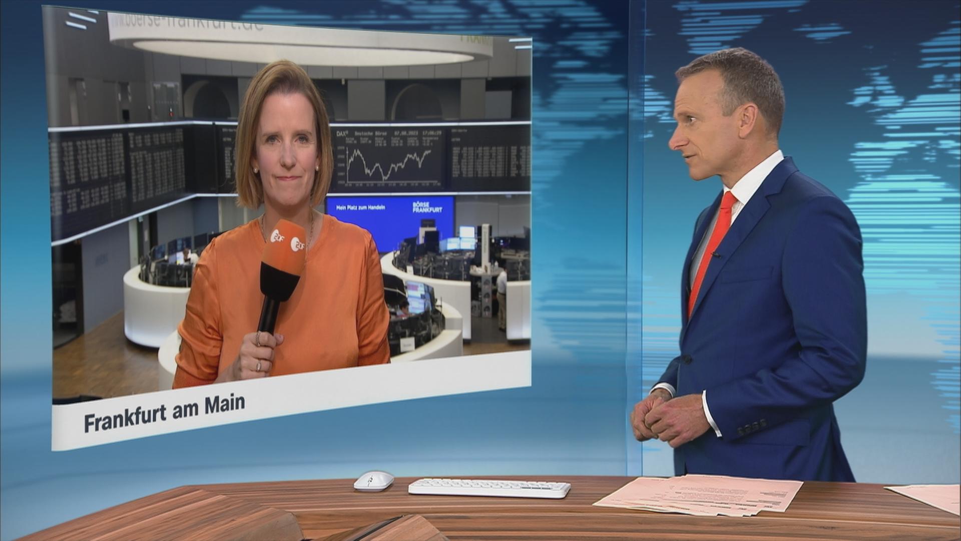 ZDF-Börsenexpertin Valerie Haller berichtet an der Börse in Frankfurt.
