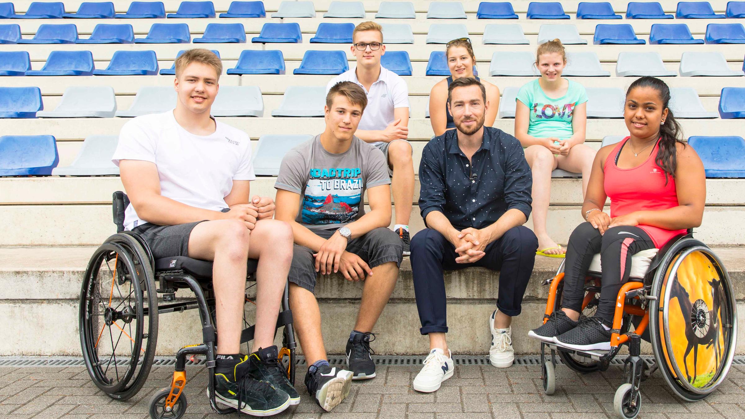 Sie sind "nicht zu stoppen" (von links nach rechts): Alex, Daniel, Adam, Moderator Sven Voss, Leonie, Veronika und Nalani.