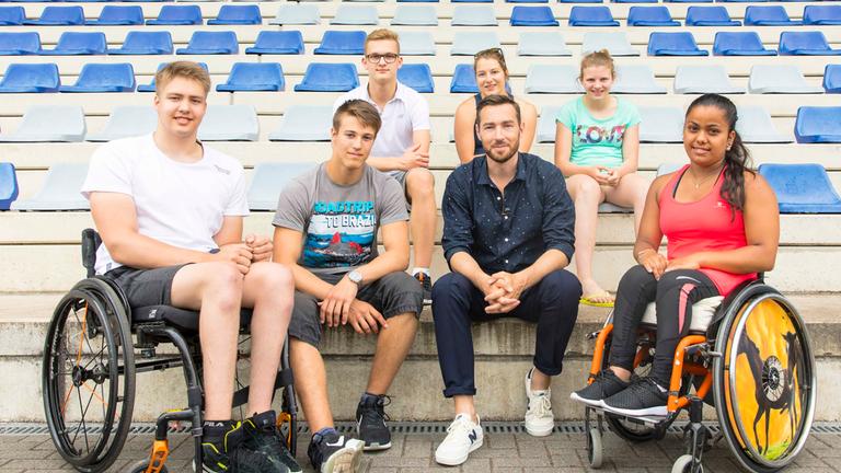 Sie sind "nicht zu stoppen" (von links nach rechts): Alex, Daniel, Adam, Moderator Sven Voss, Leonie, Veronika und Nalani.