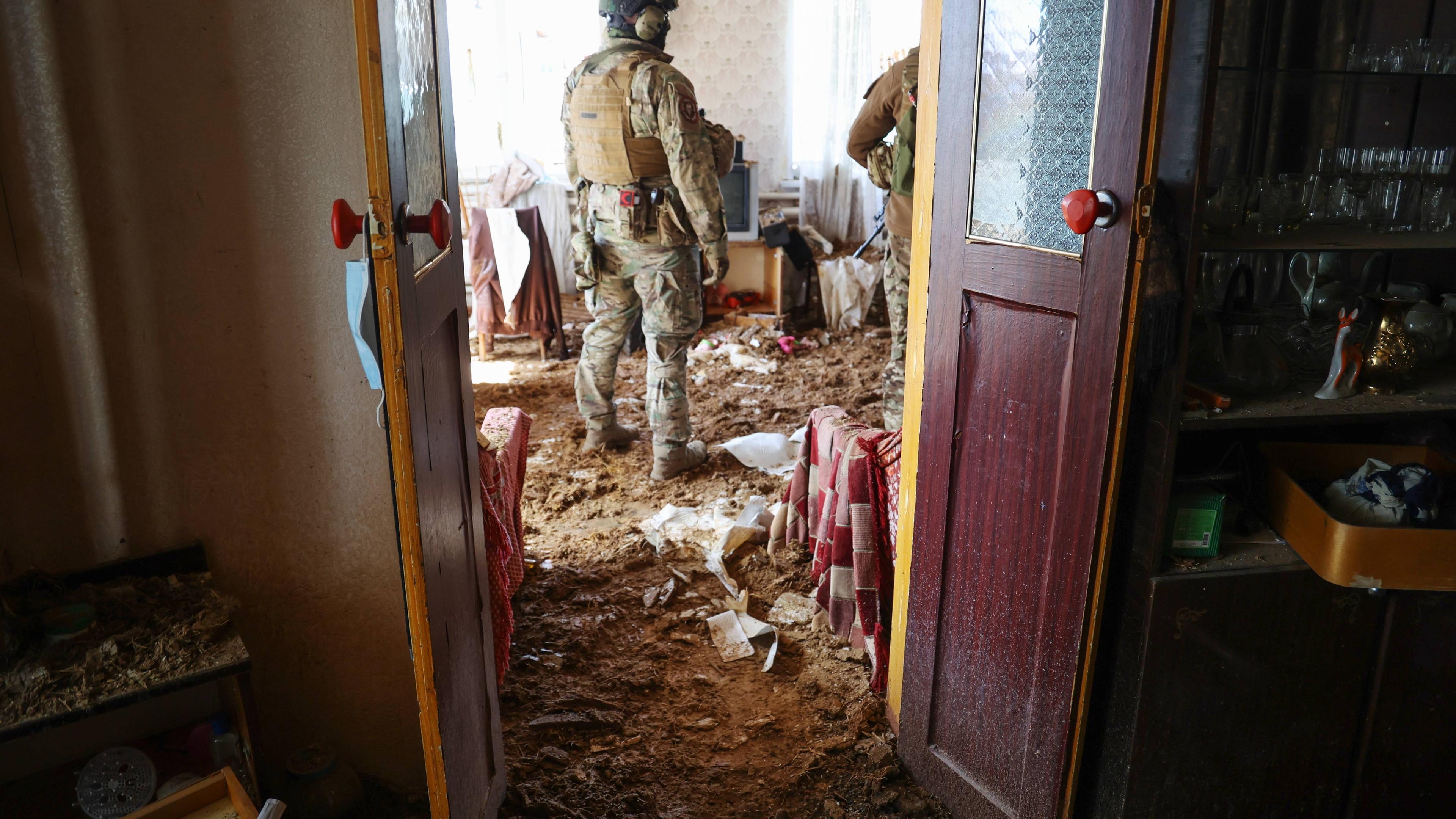 Kämpfer der Wagner-Gruppe in einem zerstörten Haus in Bachmut