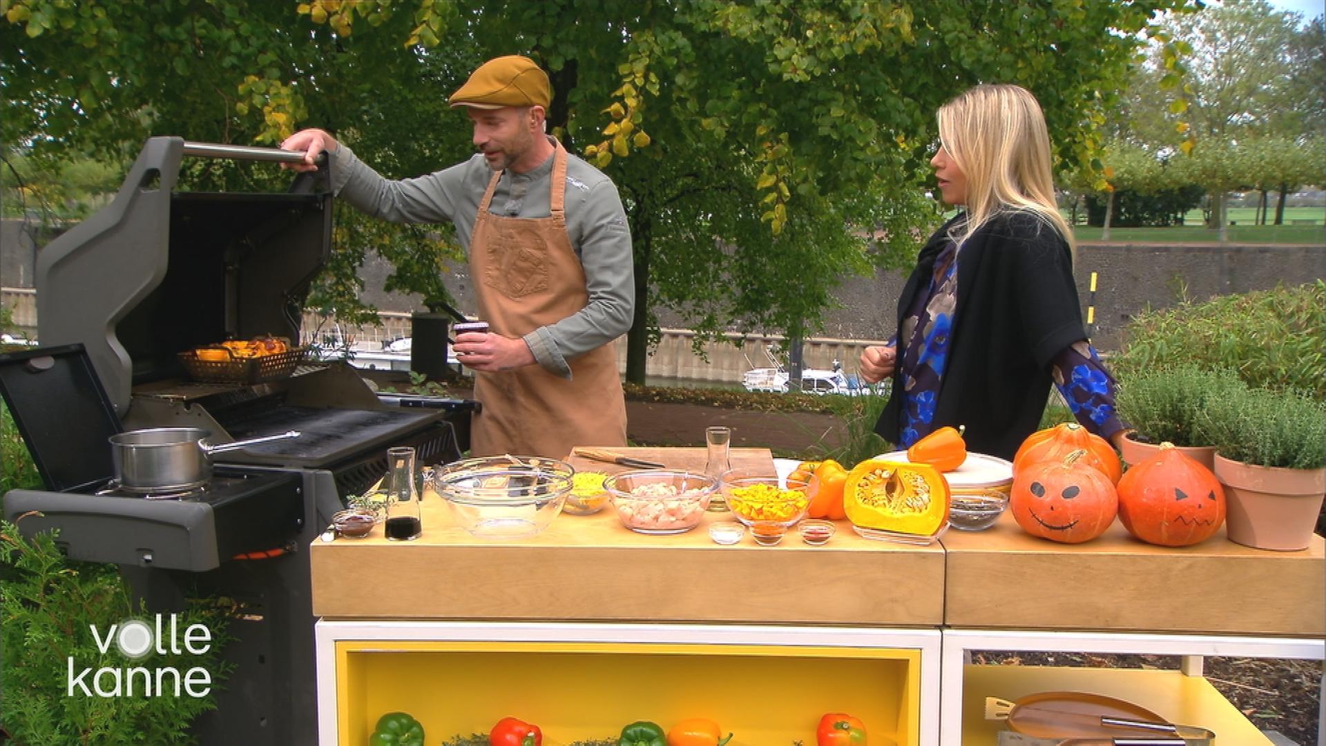 Carsten Goms grillt bei "Volle Kanne" Paprika. Nadine Krüger steht daneben.