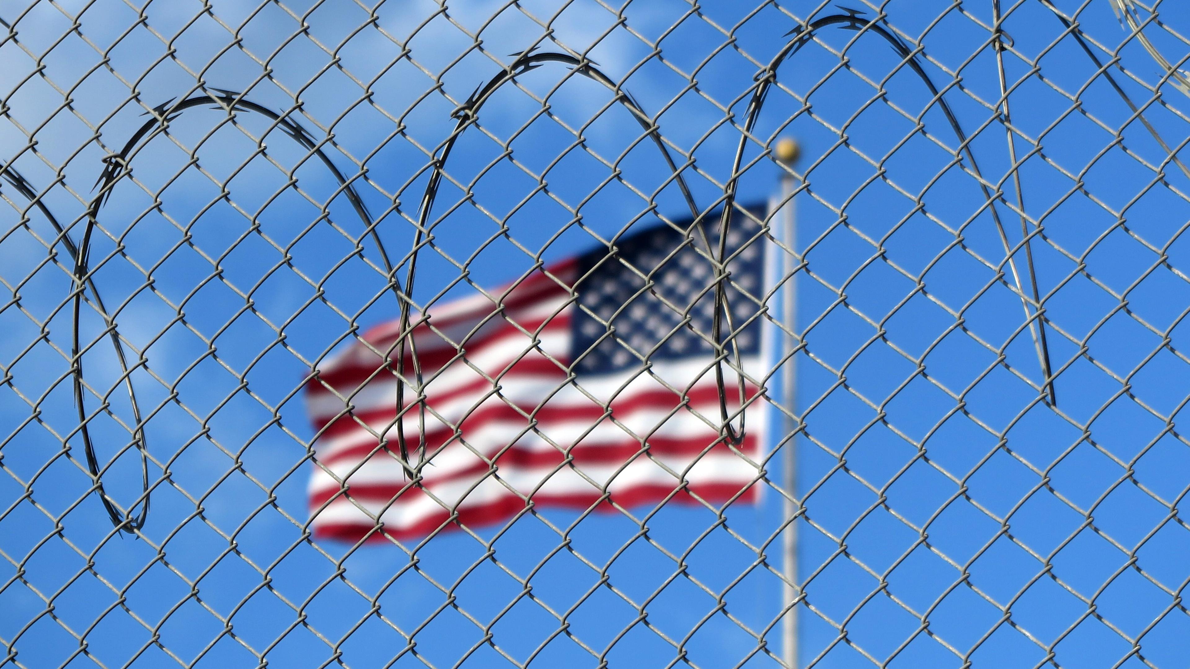Guantanamo: US-Flagge hinter Stacheldraht; Guantánamo, Kuba; 15.01.2023