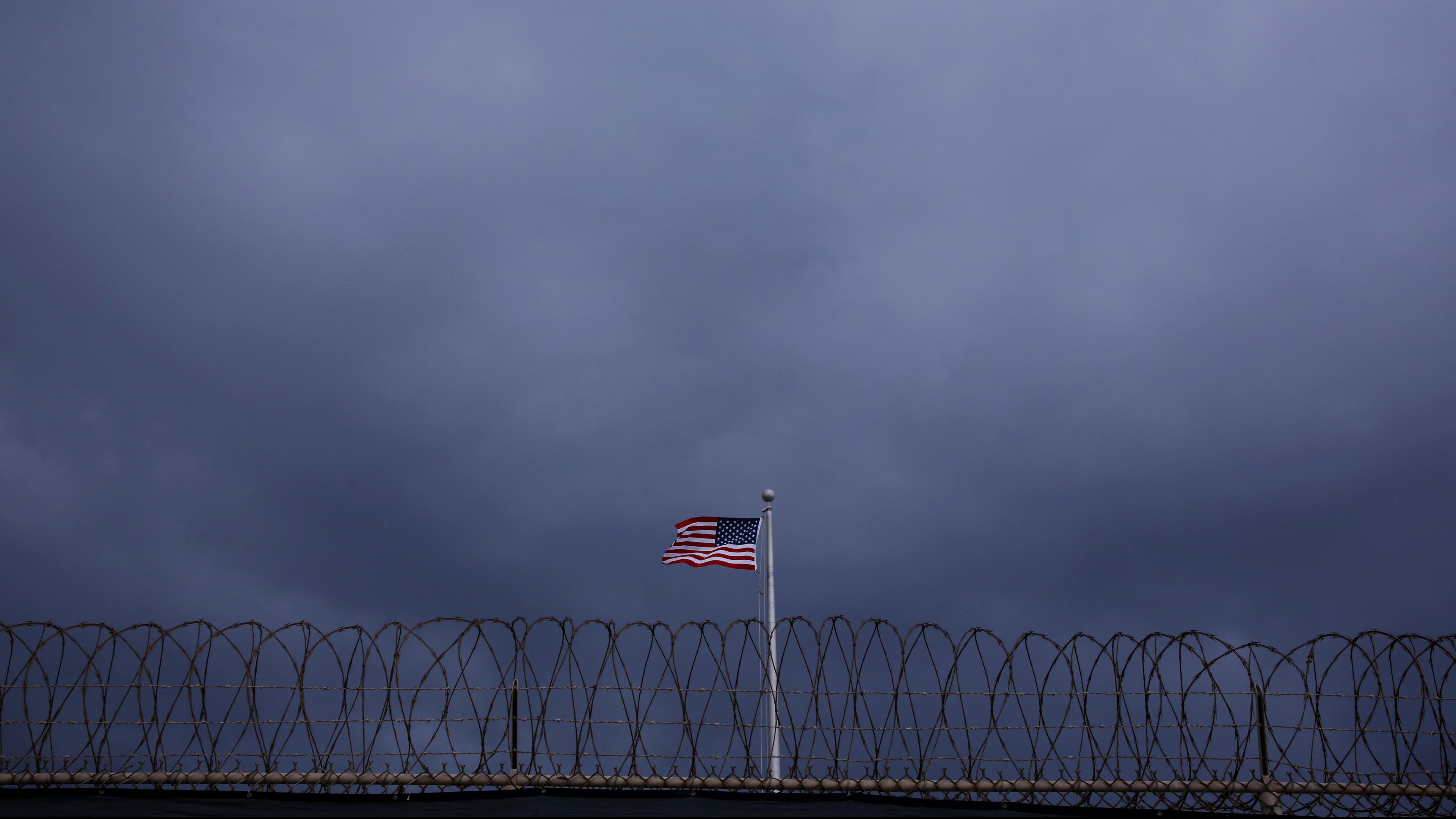 Eine US-Flagge weht über dem Gefangenenlager Guantanamo