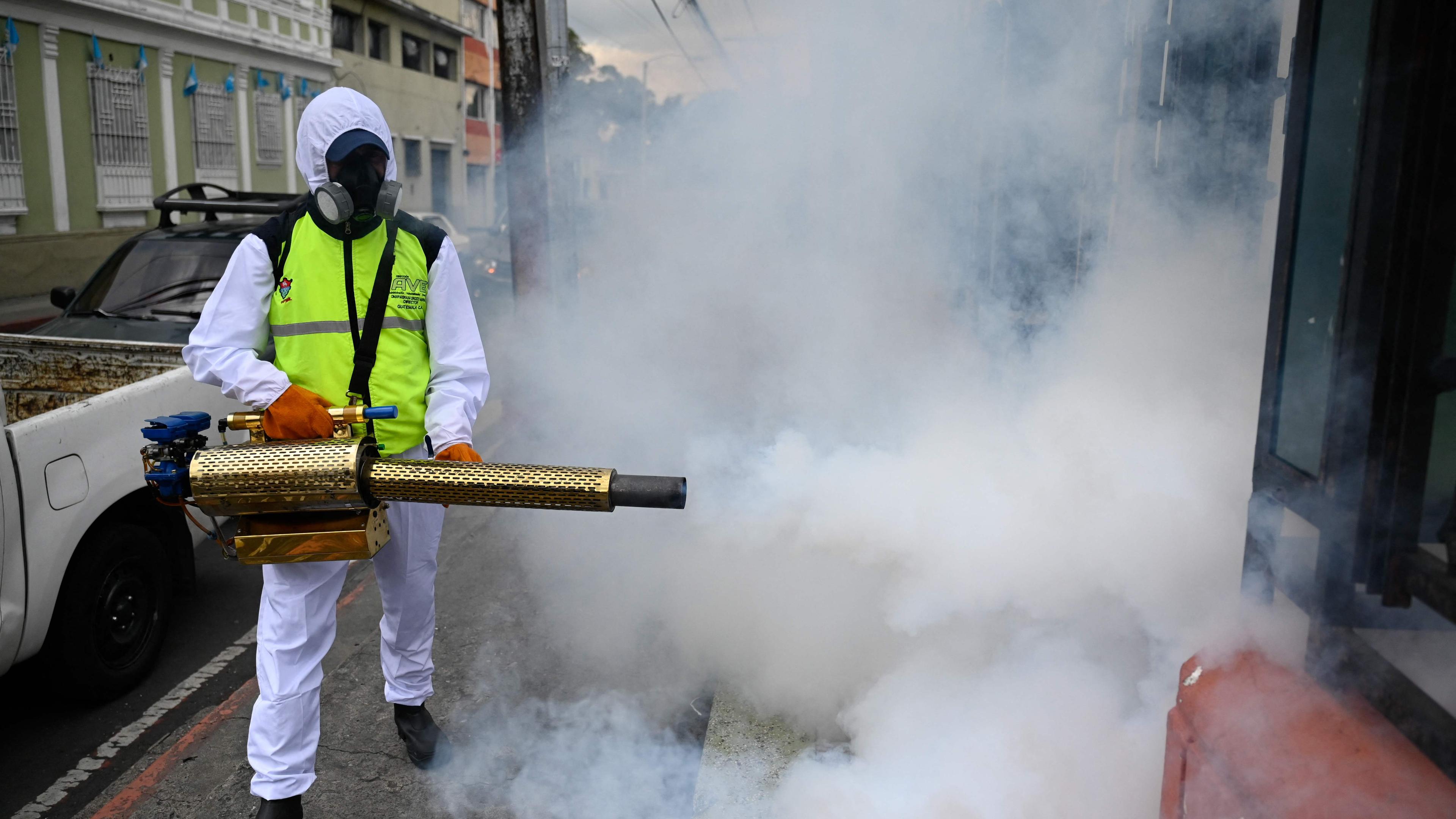 Kommunalarbeiter versprühen Mückenbekämpfungsmittel als präventive Maẞnahme in Guatemala City. 