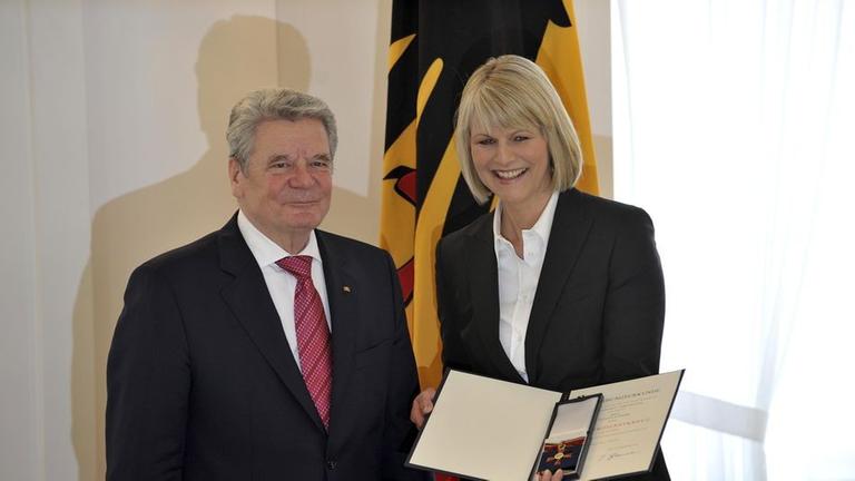 Gundula Gause erhält am 13. März 2013 von Bundespräsident Joachim Gauck das Bundesverdienstkreuz