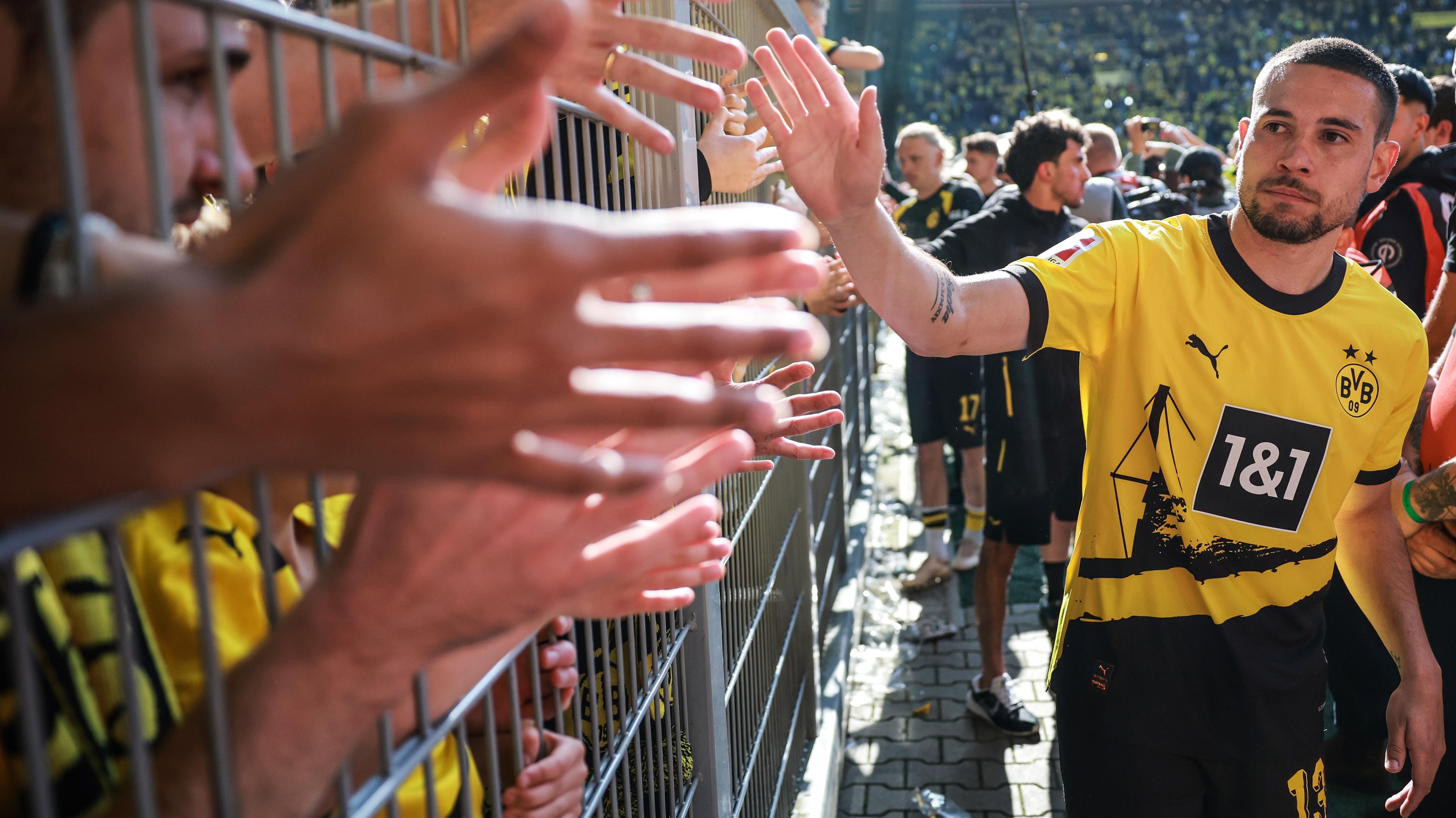 Borussia Dortmunds Raphael Guerreiro nach dem Spiel. 