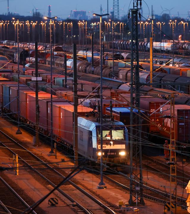 Güterzüge stehen auf dem Gelände des Rangierbahnhofs Maschen. 