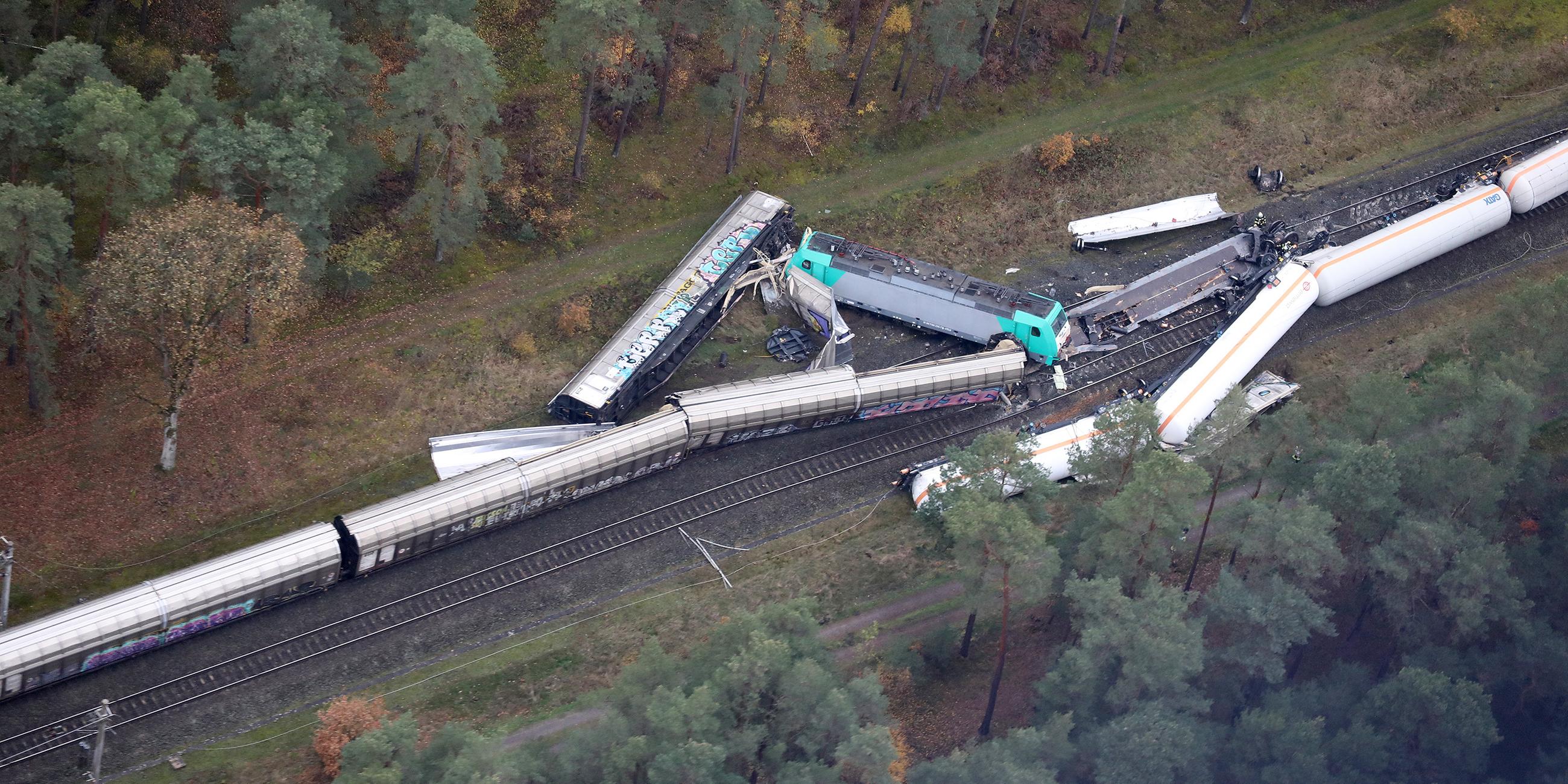 Zwei Güterzüge liegen nach einer Kollision an einer Bahnstrecke im Landkreis Gifhorn