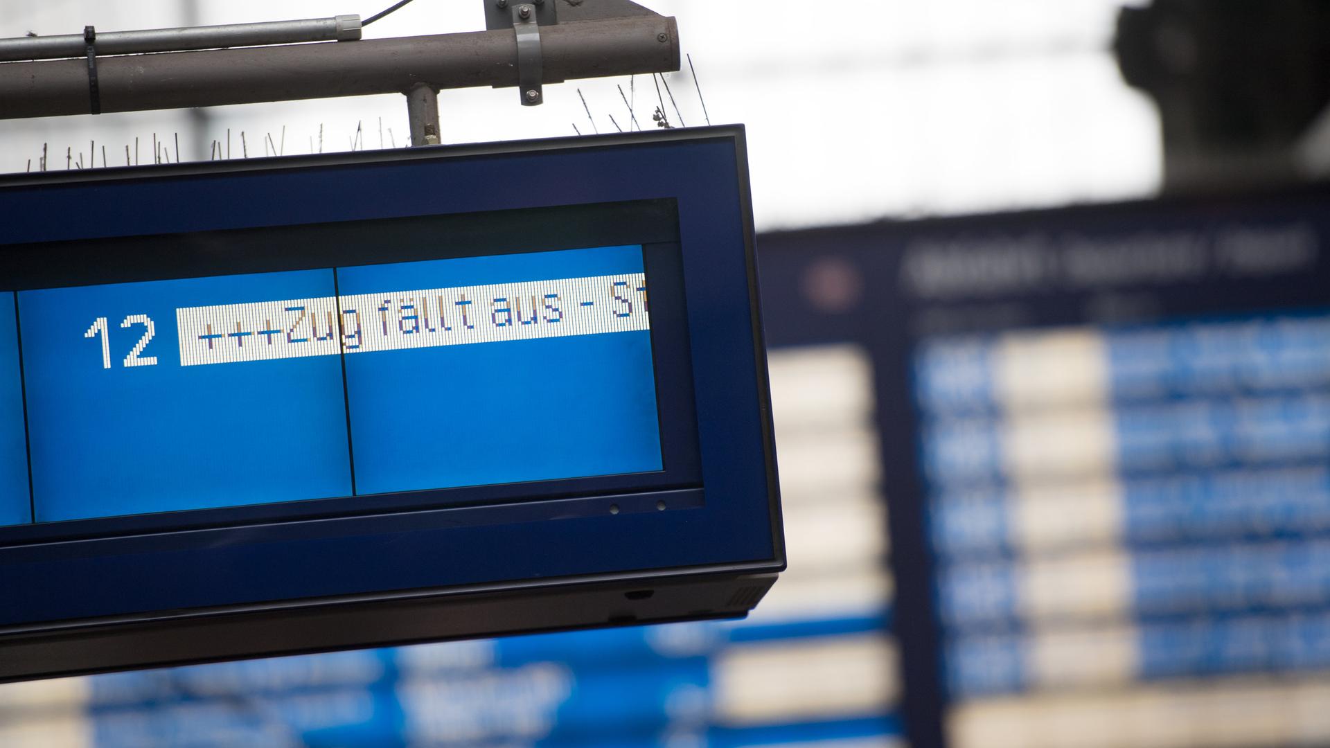 Der Schriftzug "Zug fällt aus" ist am Hauptbahnhof auf einer Anzeigetafel der Deutschen Bahn zu sehen.