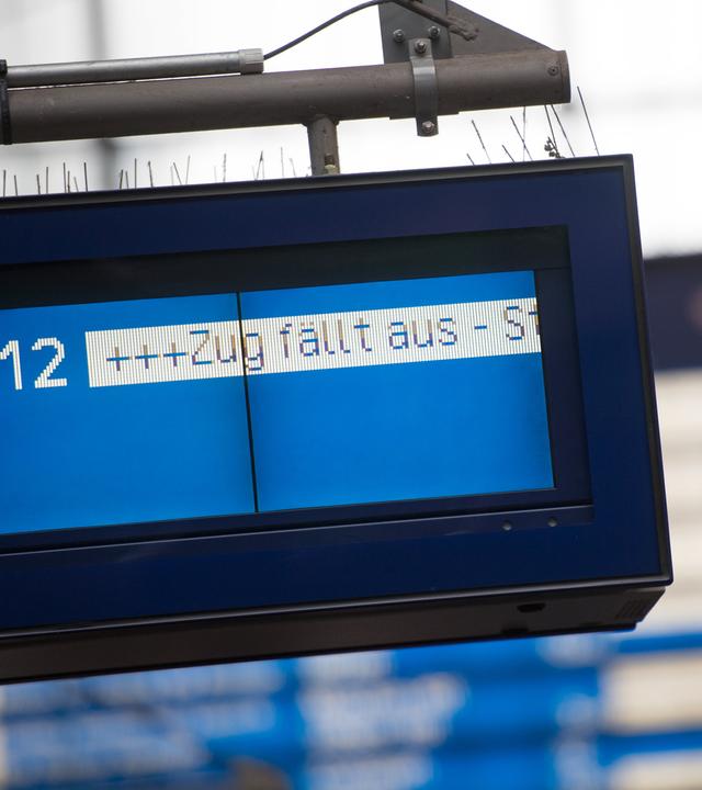 Der Schriftzug "Zug fällt aus" ist am Hauptbahnhof auf einer Anzeigetafel der Deutschen Bahn zu sehen.