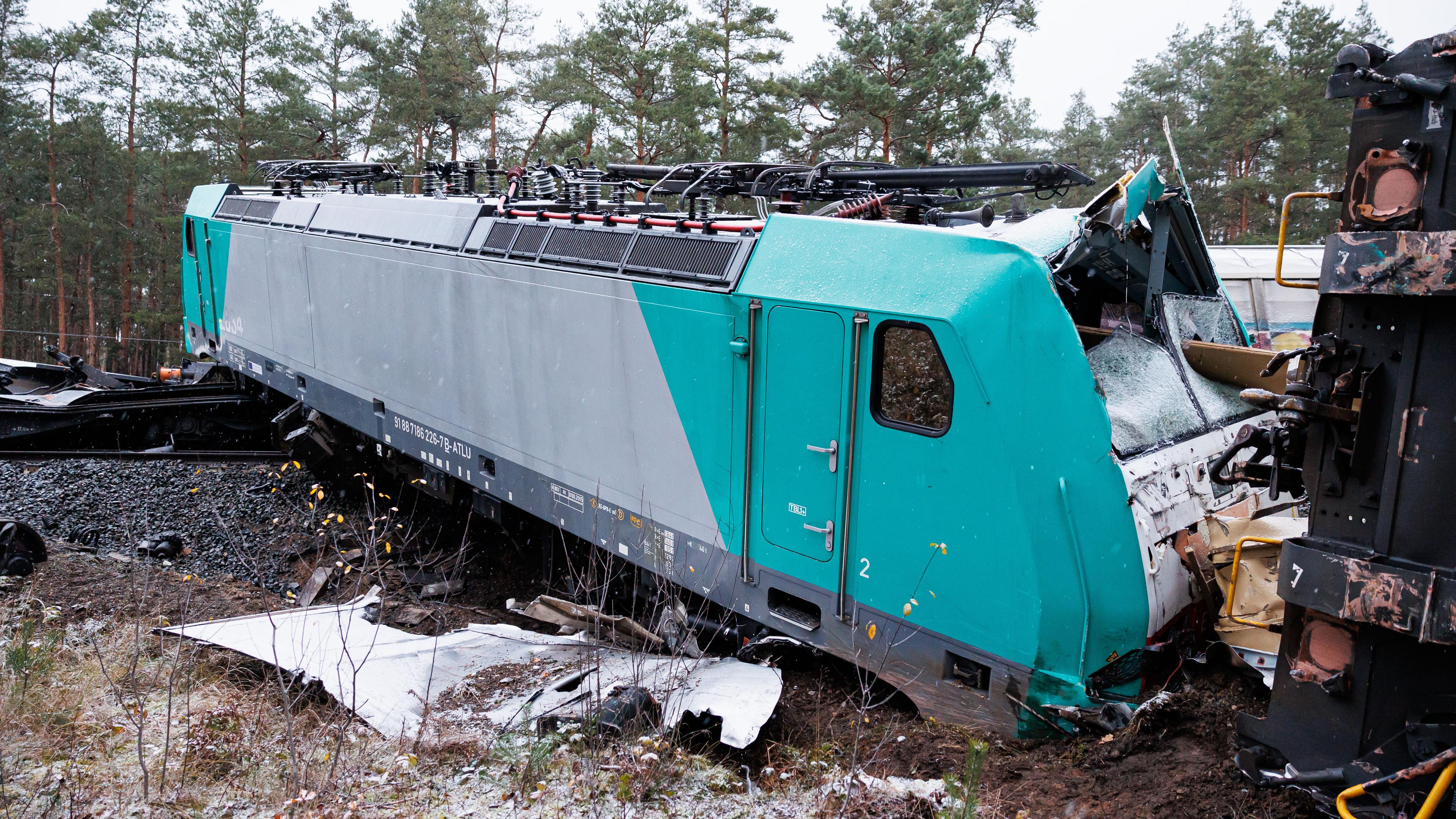 Leiferde: Ein entgleister Triebwagen vom aufgefahrenen Güterzug liegt beschädigt auf Schienen und Bahndamm. Zwei Güterzüge sind am 16.11.2022 im Landkreis Gifhorn kollidiert.