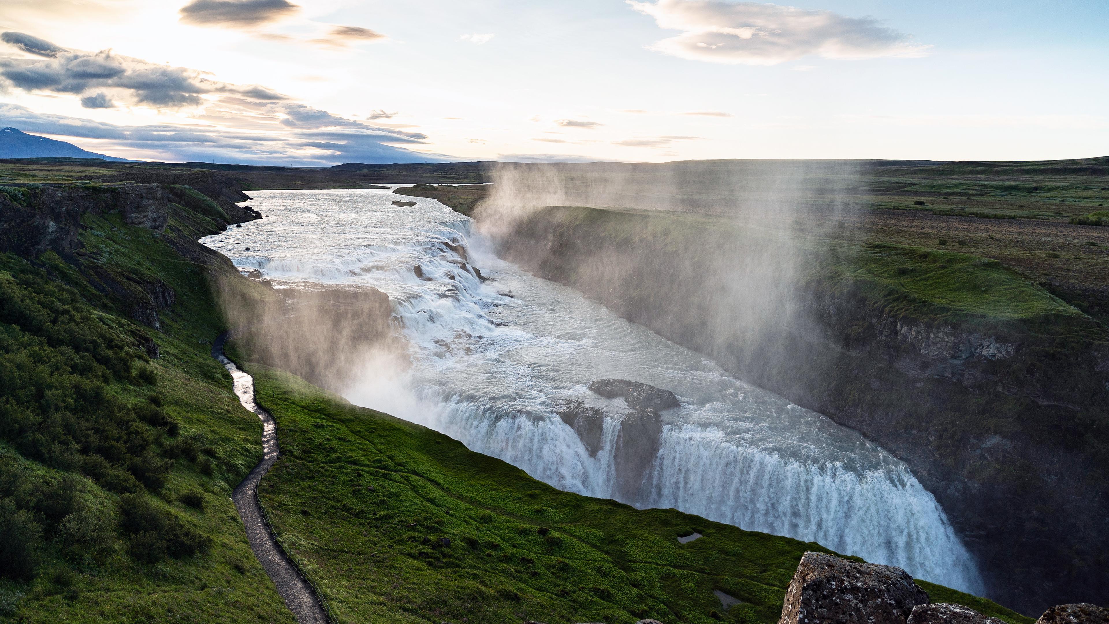 Der goldene Wasserfall (Gullfoss) auf Island.