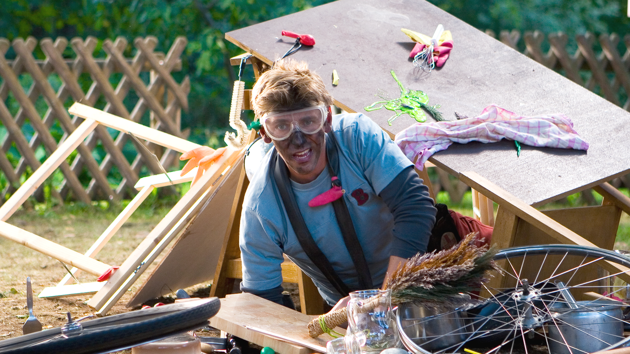 Fritz experimentiert mit verschiedenen Lebensmitteln