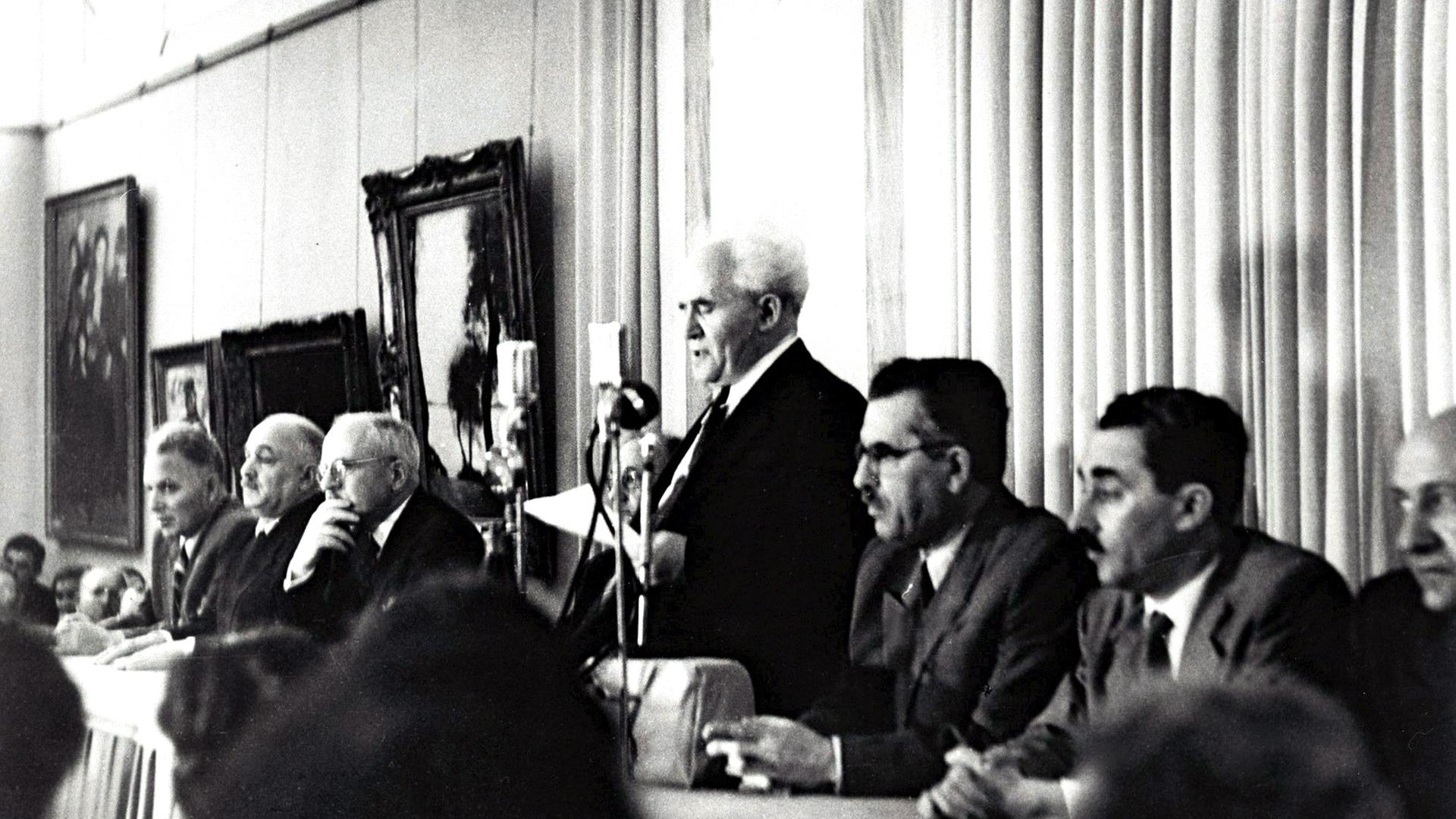 David Ben Gurion verliest die Unabhängigkeitserklärung von Israel am 14. Mai 1948 in Tel Aviv