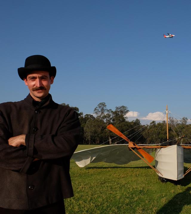 Spielszene: Gustav Weißkopf vor seiner Flugmaschine Nr. 21.