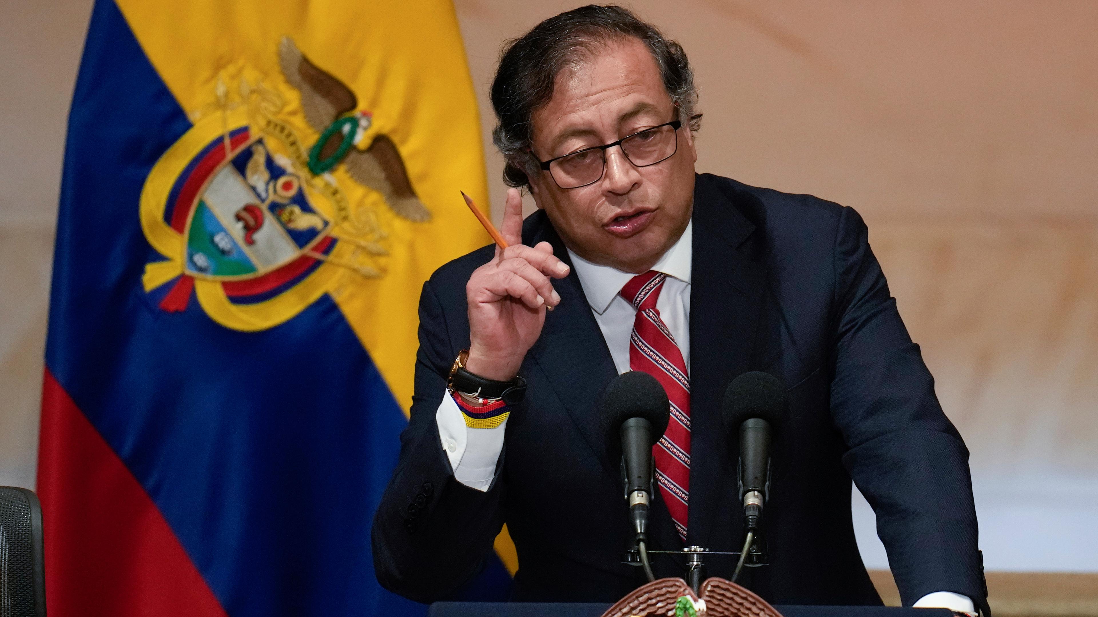 Der kolumbianische Präsident Gustavo Petro hält währenmd einer Kongresssitzung in bogota eine Rede