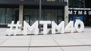 Schriftzug Logo MTM40 Münchner Medientage 2026 vor Gebäude