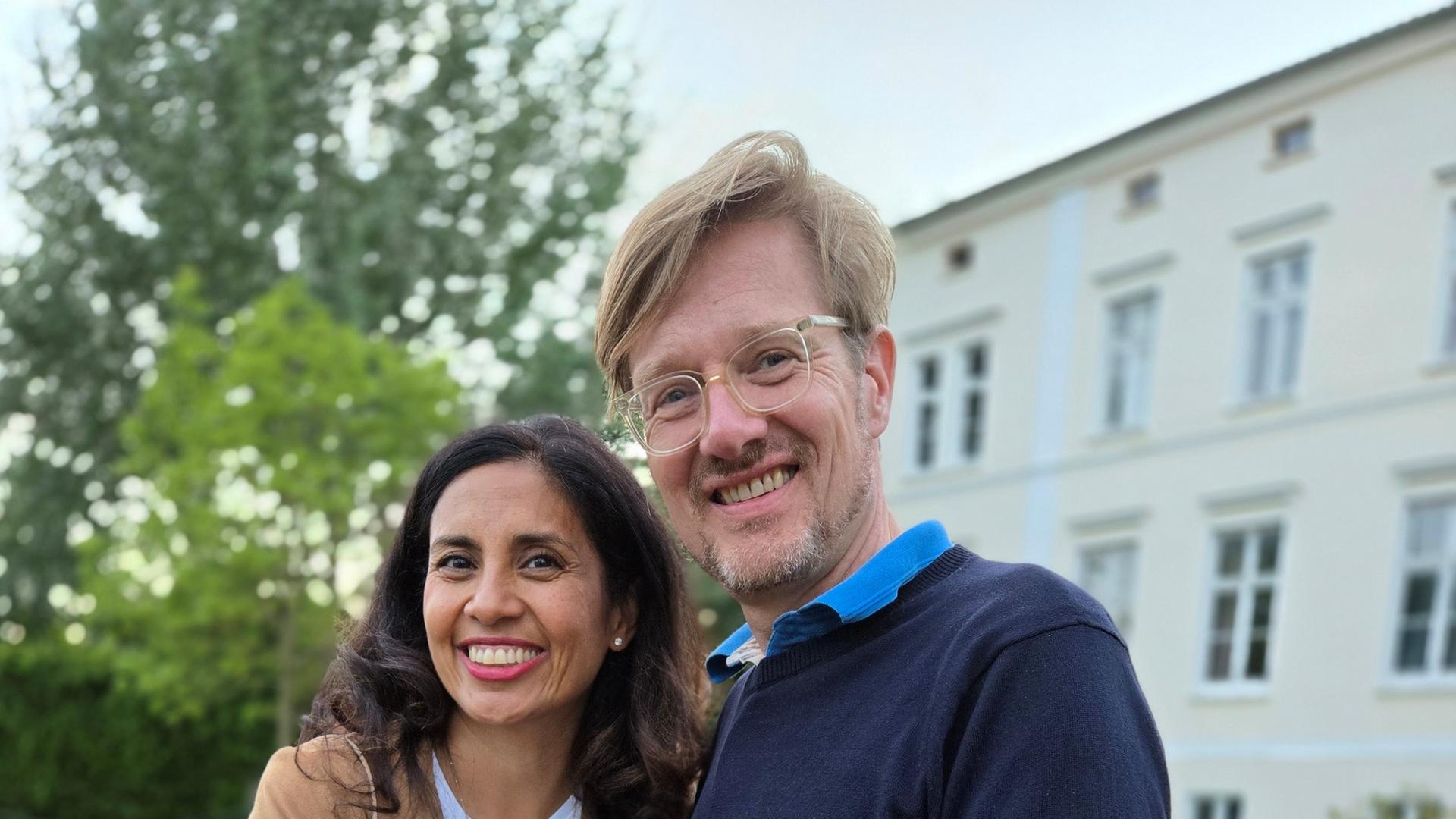 Sönke und Adriana Johannsen stehen vor ihrem Gutshaus in Dersentin in Mecklenburg-Vorpommern.
