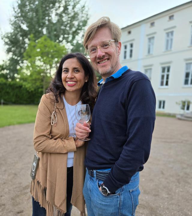 Sönke und Adriana Johannsen stehen vor ihrem Gutshaus in Dersentin in Mecklenburg-Vorpommern.