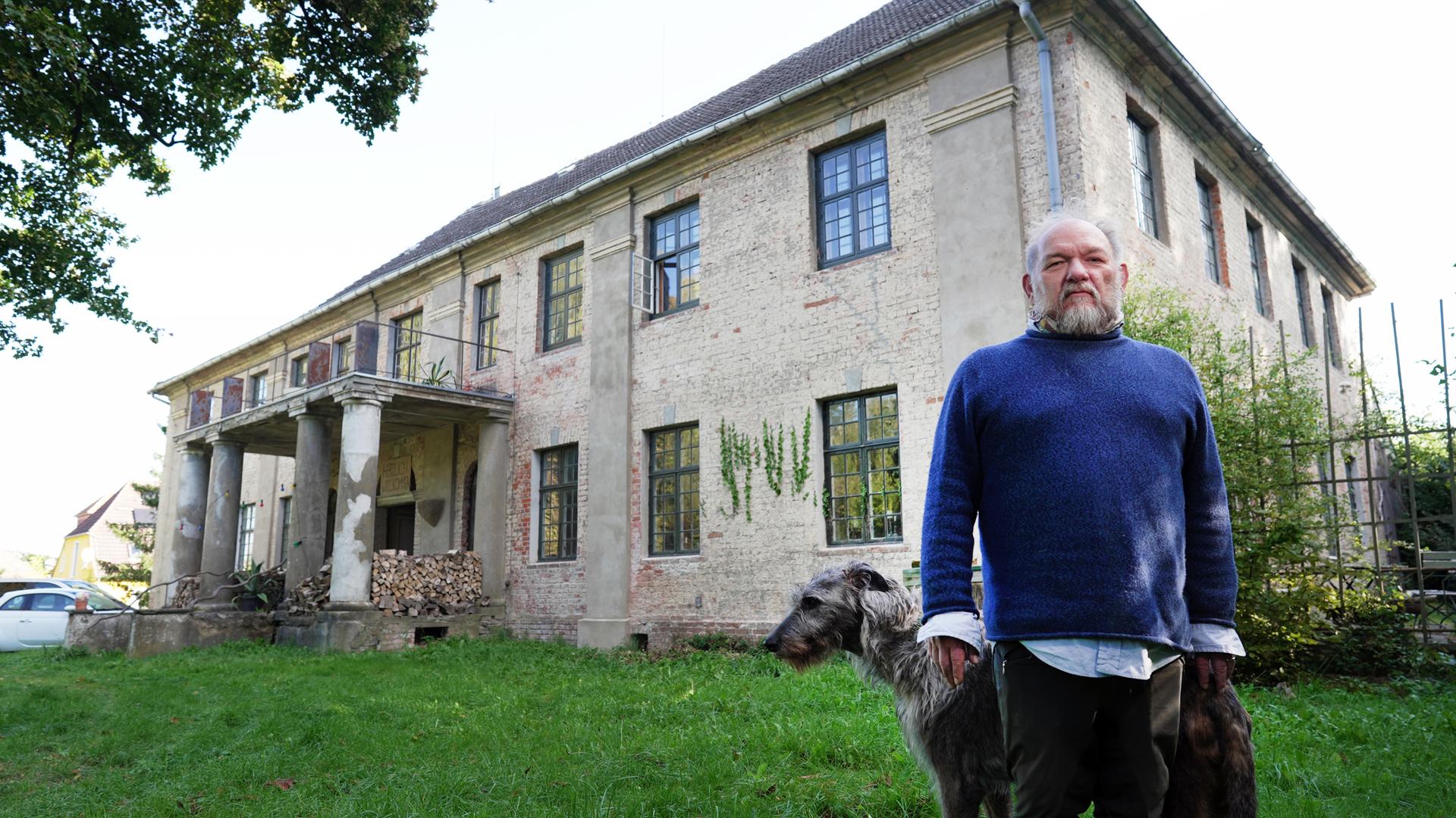Ronald van der Starre steht vor seinem Gutshaus in Dölitz in Mecklenburg-Vorpommern.