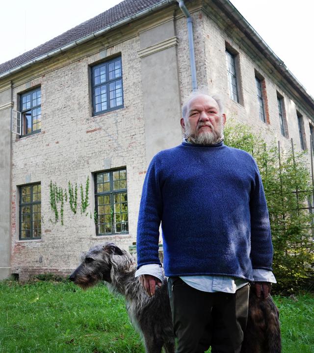 Ronald van der Starre steht vor seinem Gutshaus in Dölitz in Mecklenburg-Vorpommern.