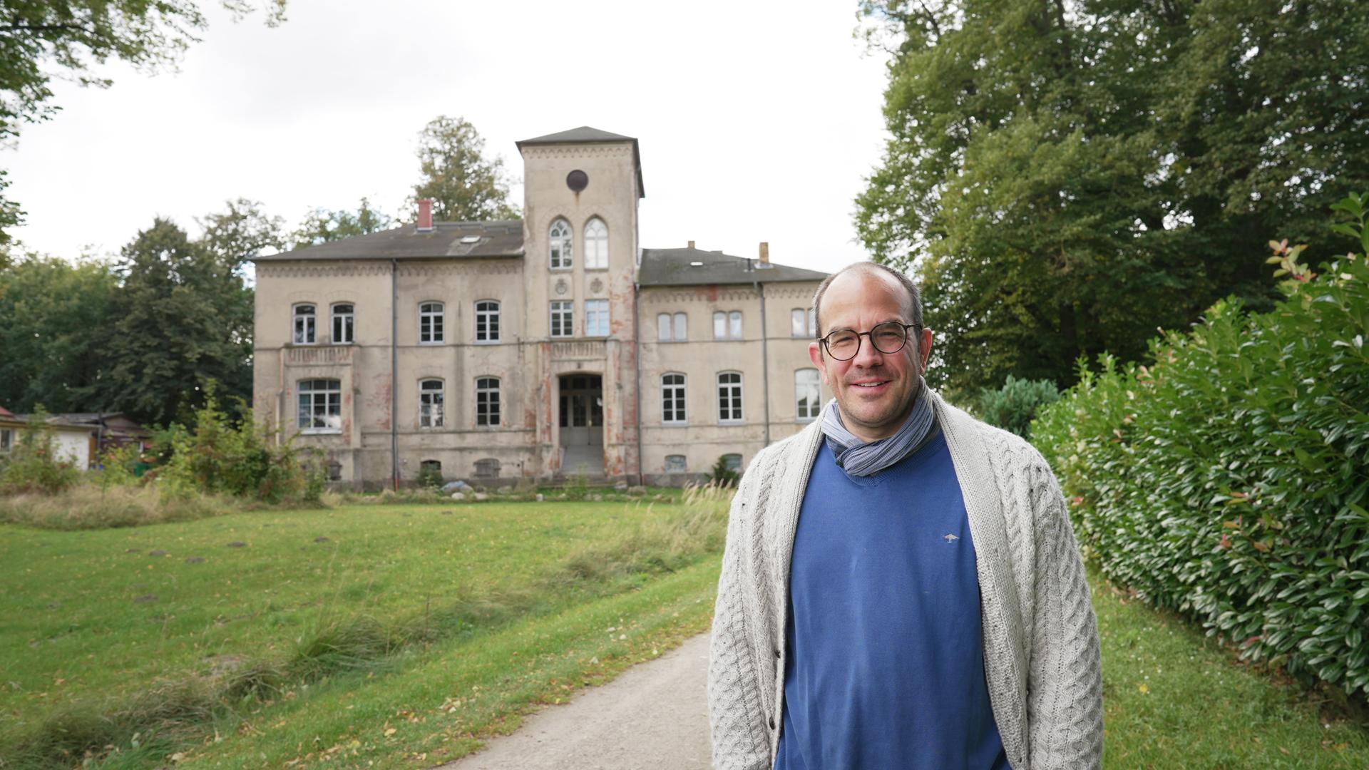 Philipp Kaszay steht vor seinem Gutshaus Kobrow.