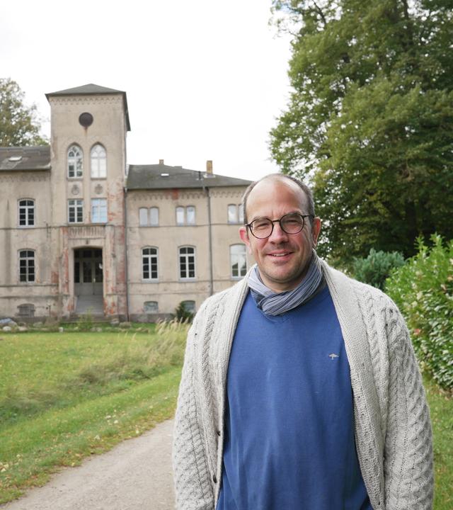Philipp Kaszay steht vor seinem Gutshaus Kobrow.