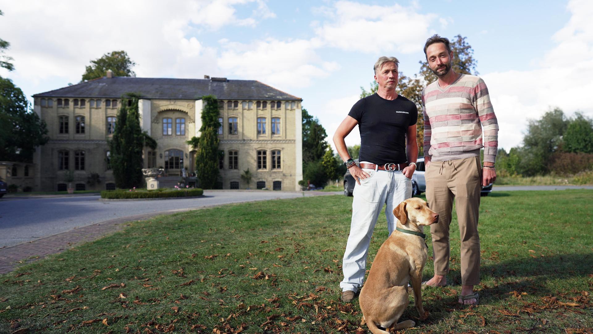 Leo und Marcel Engel vor ihrem Gutshaus Thurow in Mecklenburg-Vorpommern.