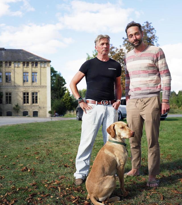Leo und Marcel Engel vor ihrem Gutshaus Thurow in Mecklenburg-Vorpommern.