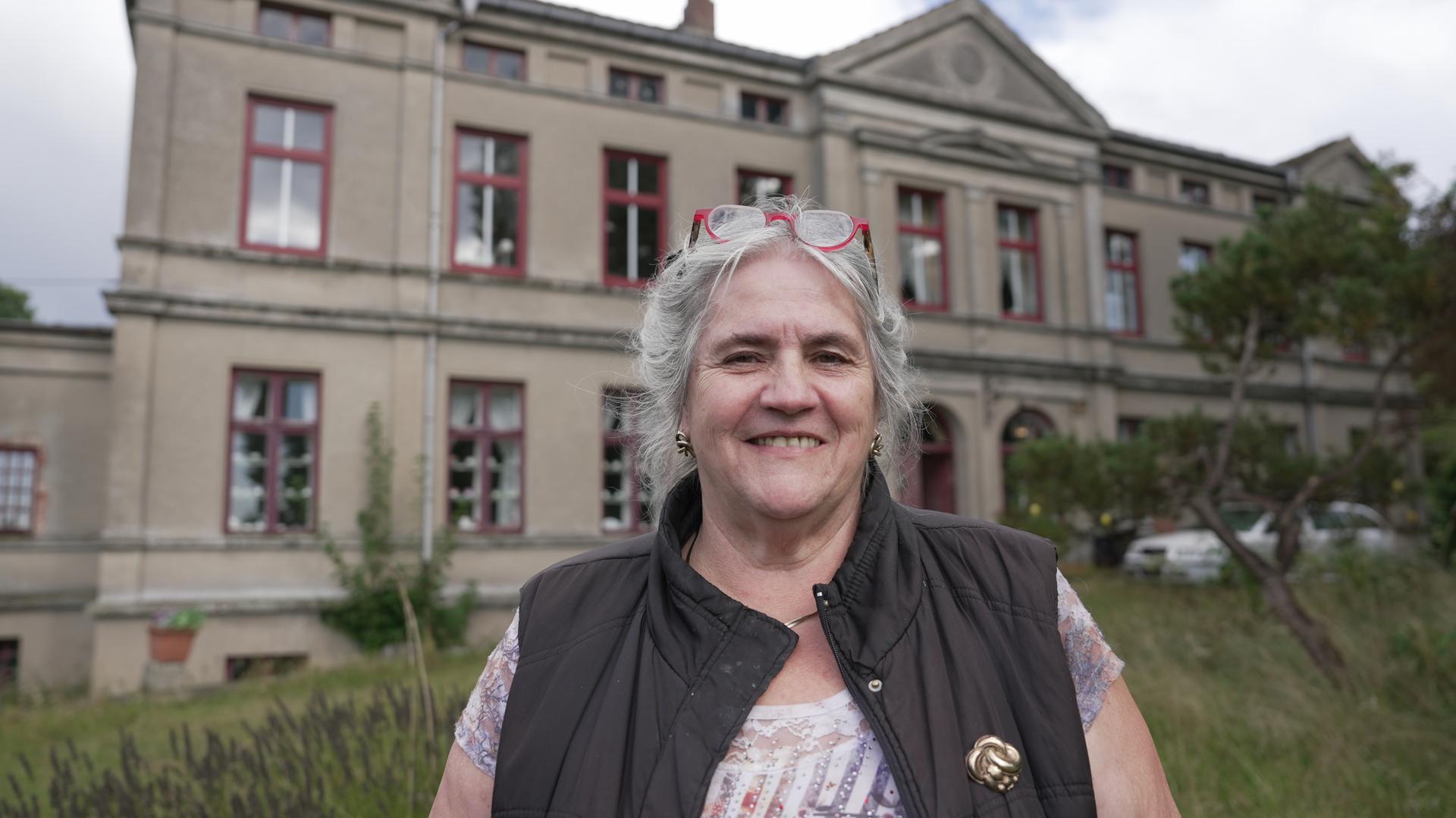 Gutshausretterin Reingard Berger steht vor ihrem Gutshaus in Klein Grabow in Mecklenburg-Vorpommern.