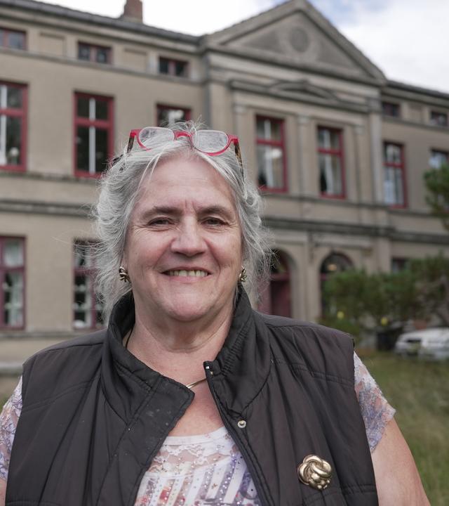 Gutshausretterin Reingard Berger steht vor ihrem Gutshaus in Klein Grabow in Mecklenburg-Vorpommern.