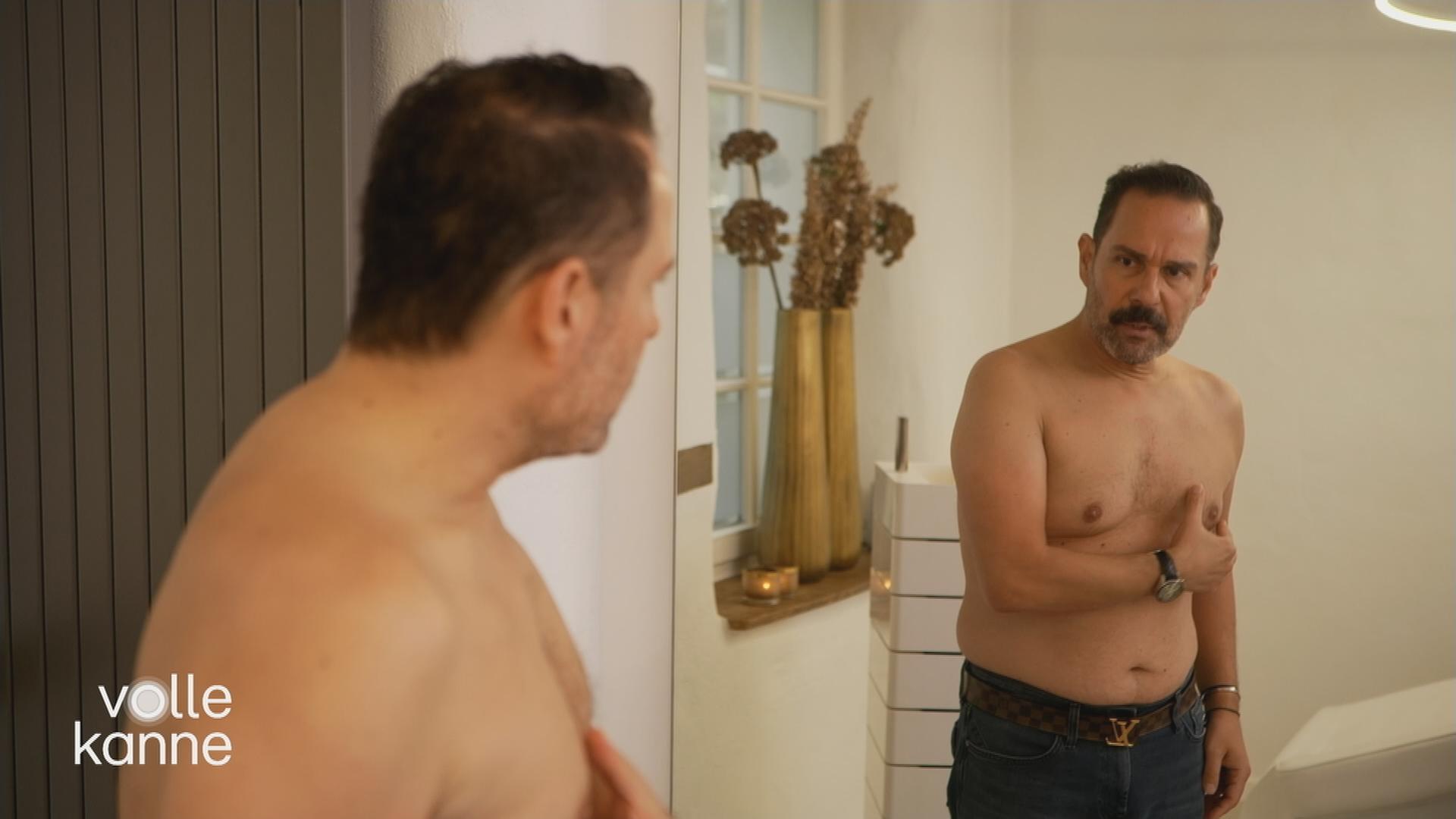 Ein Mann mit Gynäkomastie