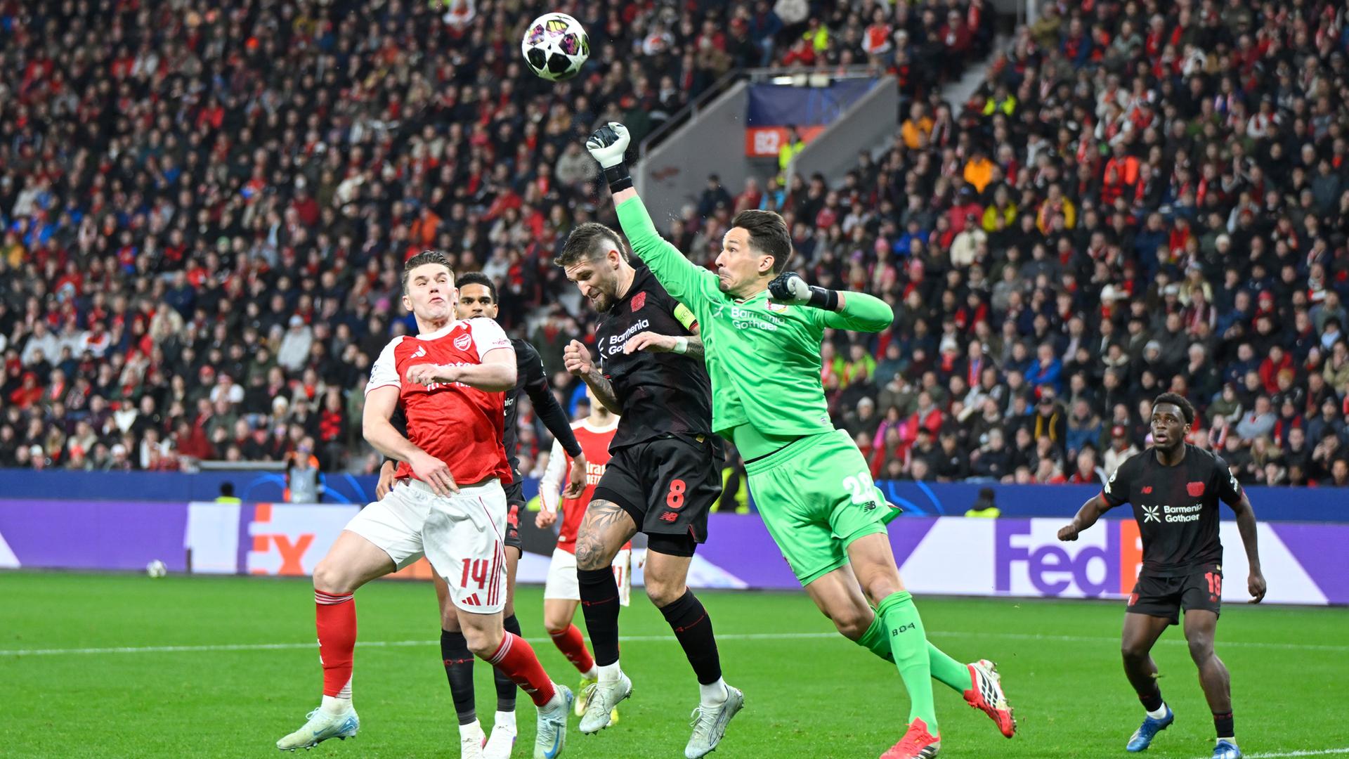 Arsenal Londons Torwart Janis Blaswich kann den Ball vor Leverkusens Robert Andrich parieren