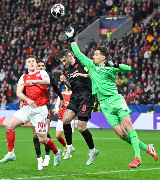 Arsenal Londons Torwart Janis Blaswich kann den Ball vor Leverkusens Robert Andrich parieren